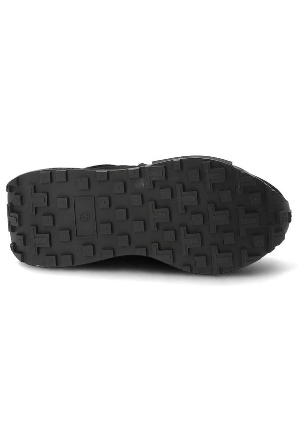 Czarne Sneakersy Artiker Modne Obuwie Damskie Na Platformie. Okazja: na co dzień. Zapięcie: sznurówki. Kolor: czarny. Materiał: zamsz. Obcas: na platformie