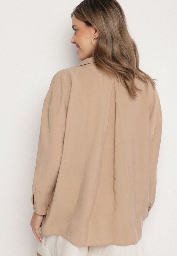 Born2be - Beżowa Koszula o Kroju Oversize z Modalu Adevessa. Okazja: na co dzień. Typ kołnierza: kołnierzyk klasyczny, dekolt w kształcie V. Kolor: beżowy. Materiał: jeans, materiał. Długość rękawa: długi rękaw. Długość: długie. Styl: klasyczny, casual, elegancki