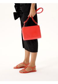 Kazar - Czerwona skórzana torebka z tłoczonym logotypem. Kolor: czerwony. Wzór: gładki, aplikacja. Materiał: skórzane #7