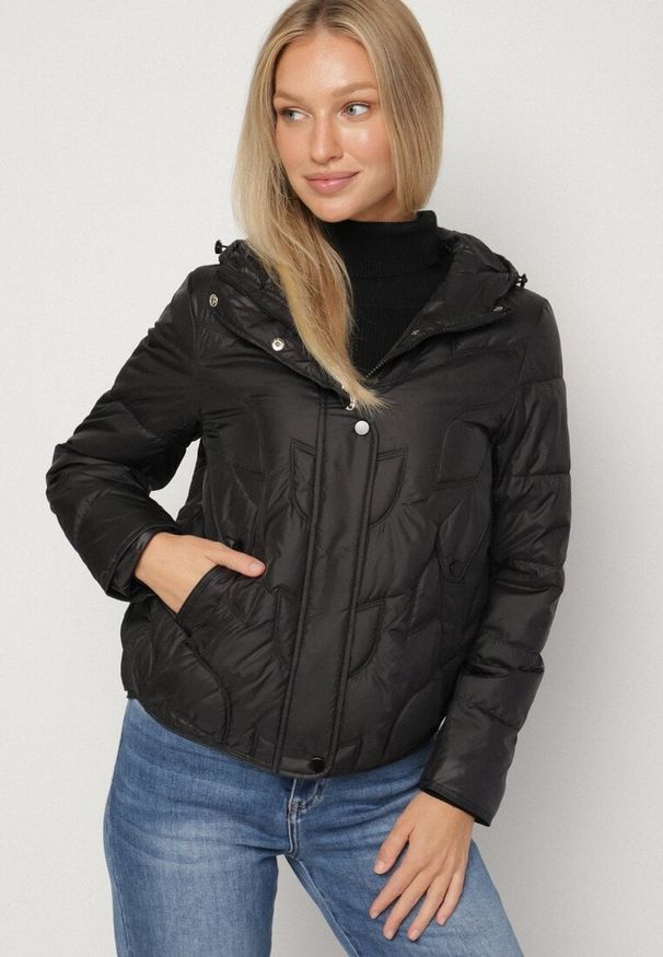 Born2be - Czarna Przejściowa Kurtka z Oryginalnym Pikowaniem i Kapturem Aruvitte. Okazja: na spacer, na co dzień. Kolor: czarny. Materiał: jeans, poliester. Styl: casual