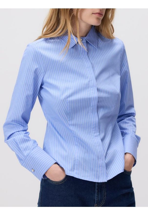 Reserved - Koszula slim fit w paski - jasnoniebieski. Kolor: niebieski. Materiał: bawełna, tkanina. Wzór: paski