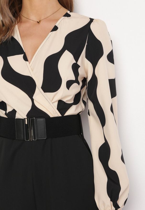 Born2be - Beżowy Kombinezon z Kopertowym Dekoltem i Paskiem Freselam. Okazja: na co dzień, na spotkanie biznesowe, do pracy. Kolor: beżowy. Długość rękawa: długi rękaw. Długość: długie. Styl: biznesowy, casual, elegancki, klasyczny