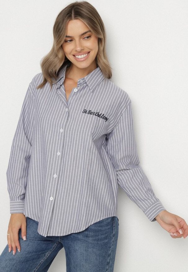 Born2be - Granatowa Koszula w Paski Zdobiona Haftem Denelle. Okazja: na co dzień, do pracy, na spotkanie biznesowe. Typ kołnierza: kołnierzyk klasyczny. Kolor: niebieski. Materiał: jeans. Długość rękawa: długi rękaw. Długość: długie. Wzór: haft, paski, aplikacja. Styl: klasyczny, casual, biznesowy