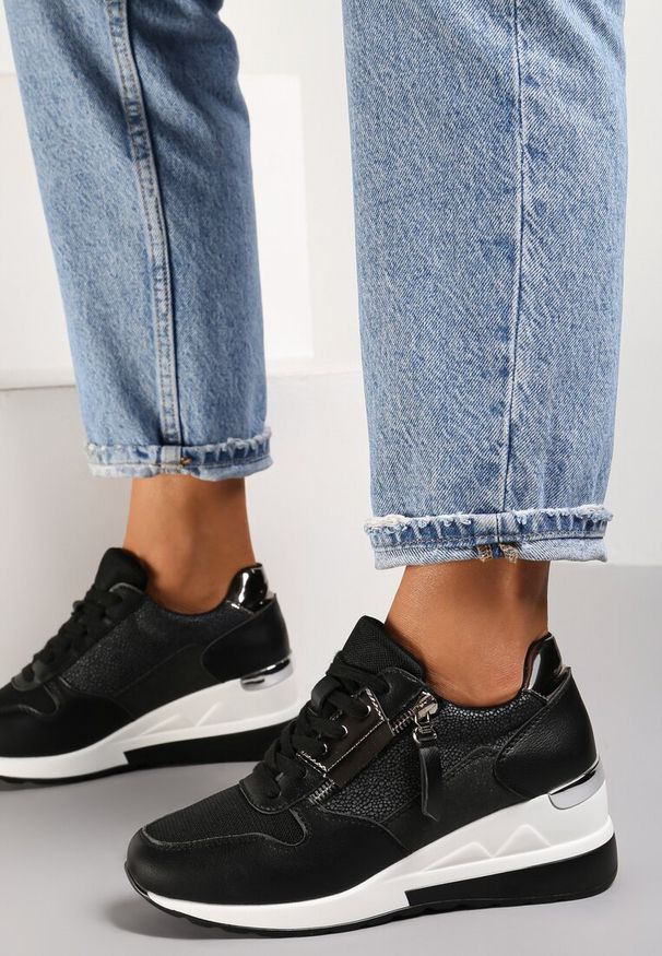 Renee - Czarne Sneakersy Phoebala. Nosek buta: okrągły. Zapięcie: sznurówki. Kolor: czarny. Materiał: jeans, lakier. Szerokość cholewki: normalna. Wzór: aplikacja. Obcas: na koturnie
