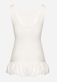 Born2be - Biały Taliowany Kombinezon Ozdobiony Falbanką Semiriela. Okazja: na co dzień. Kolor: biały. Wzór: aplikacja. Styl: casual, klasyczny #5