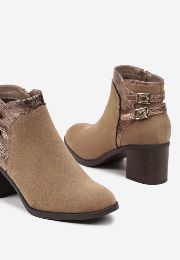 Born2be - Ciemnobeżowe Botki na Obcasie Ozdobione Paskami i Klamrami Deoira. Zapięcie: klamry. Kolor: beżowy. Materiał: jeans. Wzór: aplikacja. Sezon: jesień. Obcas: na obcasie. Styl: klasyczny, elegancki, rockowy. Wysokość obcasa: średni