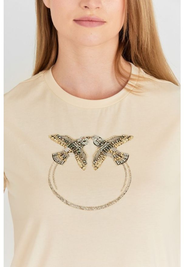Pinko - PINKO Beżowy t-shirt damski z logo z cekinów. Kolor: beżowy. Materiał: prążkowany