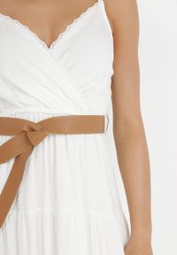 Born2be - Biała Sukienka z Paskiem Maerea. Typ kołnierza: dekolt kopertowy. Kolor: biały. Wzór: gładki. Typ sukienki: kopertowe, rozkloszowane. Materiał: koronka. Długość rękawa: na ramiączkach. Sezon: lato. Styl: boho. Długość: maxi #4