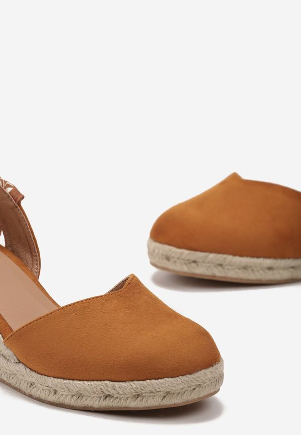 Renee - Brązowe Sandały Espadryle na Koturnie Wiązane Przy Kostce Mirilthe. Zapięcie: pasek. Kolor: brązowy. Wzór: aplikacja. Obcas: na koturnie