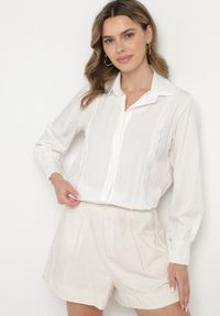 Born2be - Biała Koszula z Wiskozą i Koronkowymi Wstawkami Tenaraia. Okazja: na co dzień. Kolor: biały. Materiał: koronka, wiskoza. Styl: klasyczny, elegancki, casual