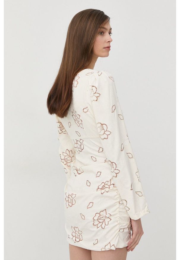 For Love & Lemons sukienka kolor beżowy mini dopasowana. Kolor: beżowy. Długość rękawa: długi rękaw. Typ sukienki: dopasowane. Długość: mini
