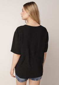 Born2be - Czarny Minimalistyczny T-shirt z Teksturowanej Tkaniny z Bawełną Shinost. Okazja: do pracy, na co dzień. Kolekcja: plus size. Kolor: czarny. Materiał: bawełna, tkanina. Styl: casual #7