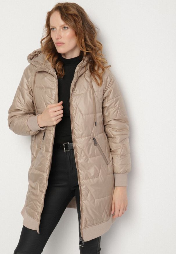 Born2be - Beżowa Pikowana Kurtka Przejściowa z Kapturem i Ściągaczami Fesarena. Okazja: na co dzień. Typ kołnierza: kaptur. Kolor: beżowy. Materiał: dzianina, jeans. Styl: casual, sportowy