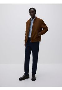 Reserved - Spodnie chino slim fit - granatowy. Kolor: niebieski. Materiał: tkanina, wiskoza