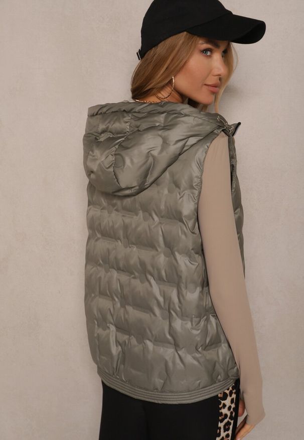 Renee - Zielona Pikowana Kamizelka z Kapturem i Ściągaczami Annialia. Okazja: na co dzień. Typ kołnierza: kaptur. Kolor: zielony. Materiał: jeans. Styl: elegancki, casual