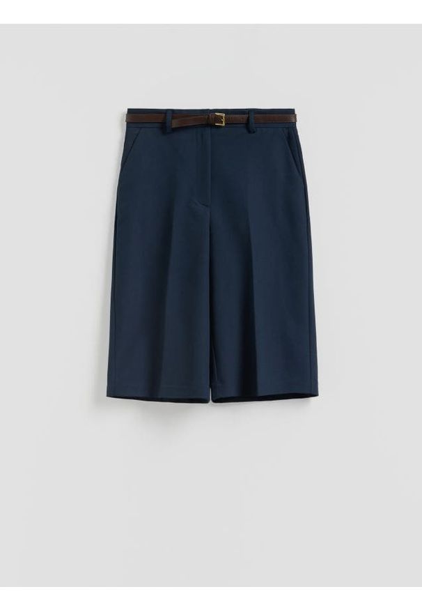 Reserved - Bermudy z paskiem - granatowy. Kolor: niebieski. Materiał: bawełna, tkanina. Długość: długie