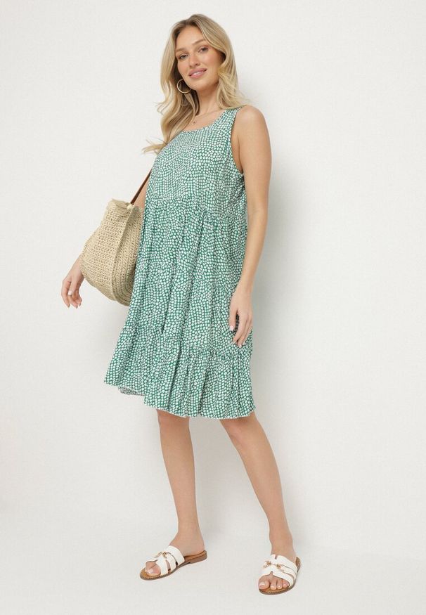 Born2be - Zielona Rozkloszowana Bawełniana Sukienka z Falbanami w Kwiaty Zeolane. Okazja: na co dzień, na spacer. Kolor: zielony. Materiał: bawełna. Wzór: kwiaty. Sezon: wiosna. Typ sukienki: proste. Styl: casual, elegancki