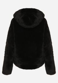 Born2be - Czarna Kurtka Futrzana z Nieodpinanym Kapturem Lanasia. Okazja: na co dzień. Kolor: czarny. Materiał: futro. Styl: casual, elegancki #2