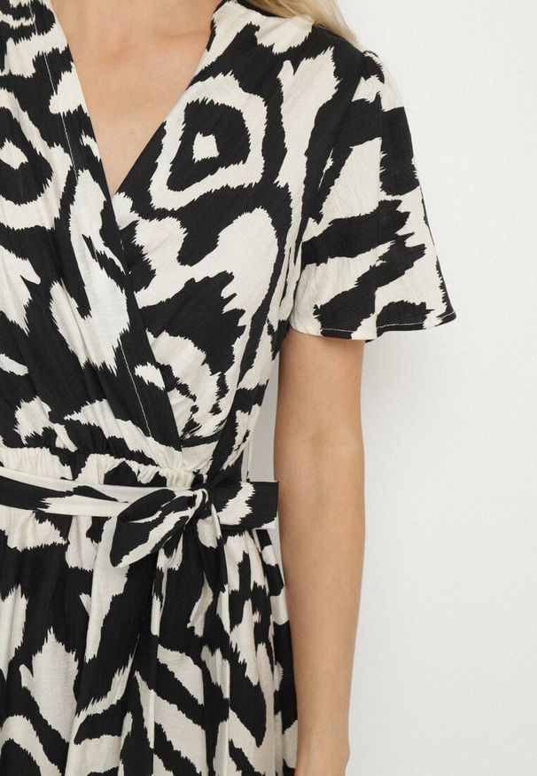 Born2be - Czarna Kopertowa Sukienka z Wiskozy w Abstrakcyjny Wzór Fenilsa. Okazja: na co dzień. Typ kołnierza: dekolt w kształcie V. Kolor: czarny. Materiał: wiskoza. Długość rękawa: krótki rękaw. Sezon: lato. Typ sukienki: kopertowe. Styl: casual, elegancki