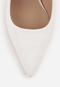 Born2be - Białe Szpilki VICES z Wkładką ze Skóry Naturalnej i Metalicznym Akcentem Oshiera. Okazja: na co dzień. Kolor: biały. Materiał: skóra. Wzór: aplikacja. Obcas: na szpilce. Styl: elegancki, klasyczny, casual #5