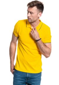 Wrangler - MĘSKIE POLO WRANGLER SS PIQUE POLO LEMON CHROME W7D5K4Y07 112131761. Typ kołnierza: polo