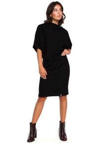MOE - Czarna Dzianinowa Sukienka z Lejącym Dekoltem. Kolor: czarny. Materiał: dzianina