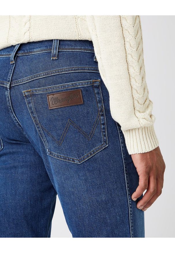 Wrangler - MĘSKIE SPODNIE JEANSOWE WRANGLER TEXAS SLIM BLUE SILK W12SAO67S 112141145