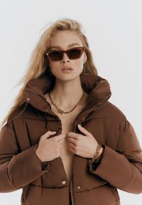 Renee - Ciemnobrązowa Kurtka Puffer Pikowana ze Stójką Maymie. Typ kołnierza: kołnierzyk stójkowy. Kolor: brązowy #8