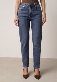 Born2be - Niebieskie Jeansy z Bawełną o Kroju Mom Fit Lendrea. Okazja: na co dzień. Stan: podwyższony. Kolor: niebieski. Styl: casual, klasyczny #3