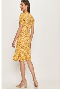 ANSWEAR - Answear - Sukienka Answear Lab. Okazja: na co dzień. Kolor: żółty. Materiał: tkanina, wiskoza. Długość rękawa: krótki rękaw. Wzór: kwiaty. Typ sukienki: rozkloszowane, proste. Styl: wakacyjny. Długość: mini #3