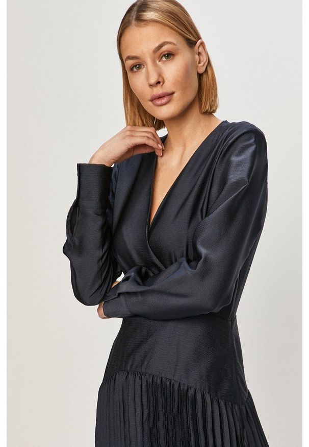 Scotch & Soda - Sukienka. Kolor: niebieski. Materiał: tkanina. Długość rękawa: długi rękaw. Typ sukienki: plisowane, rozkloszowane