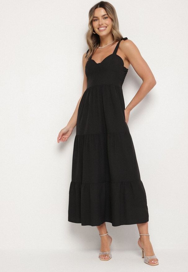 Born2be - Czarna Rozkloszowana Sukienka z Wiskozą Ozdobiona Wiązaniem na Ramiączkach Meravessa. Okazja: na spacer. Kolor: czarny. Materiał: wiskoza. Długość rękawa: na ramiączkach. Wzór: aplikacja