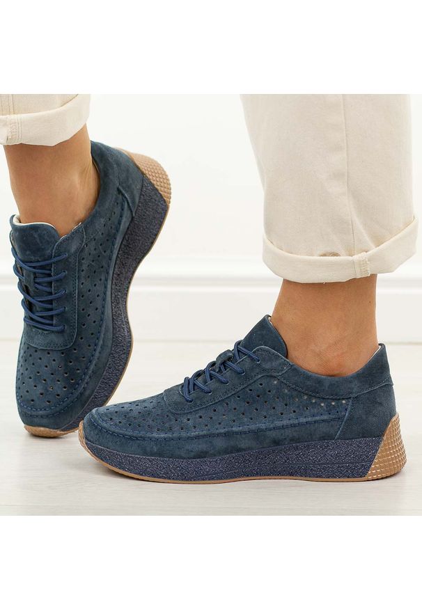 Granatowe pikowane skórzane półbuty damskie Sergio Leone sp013. Okazja: na co dzień. Nosek buta: okrągły. Zapięcie: sznurówki. Kolor: niebieski. Materiał: zamsz, skóra. Szerokość cholewki: normalna. Sezon: wiosna, jesień, lato. Styl: casual, elegancki, klasyczny