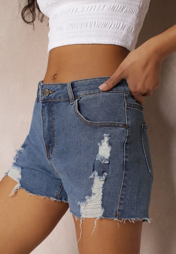 Renee - Niebieskie Dopasowane Szorty Jeansowe z Przedarciami Doreya. Kolor: niebieski. Materiał: jeans