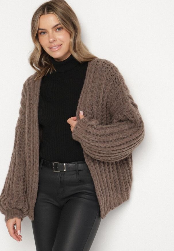 Born2be - Brązowy Niezapinany Kardigan Oversize z Domieszką Wełny i Wiskozy Tianavia. Okazja: na co dzień. Kolor: brązowy. Materiał: wełna, wiskoza. Długość: długie. Styl: casual