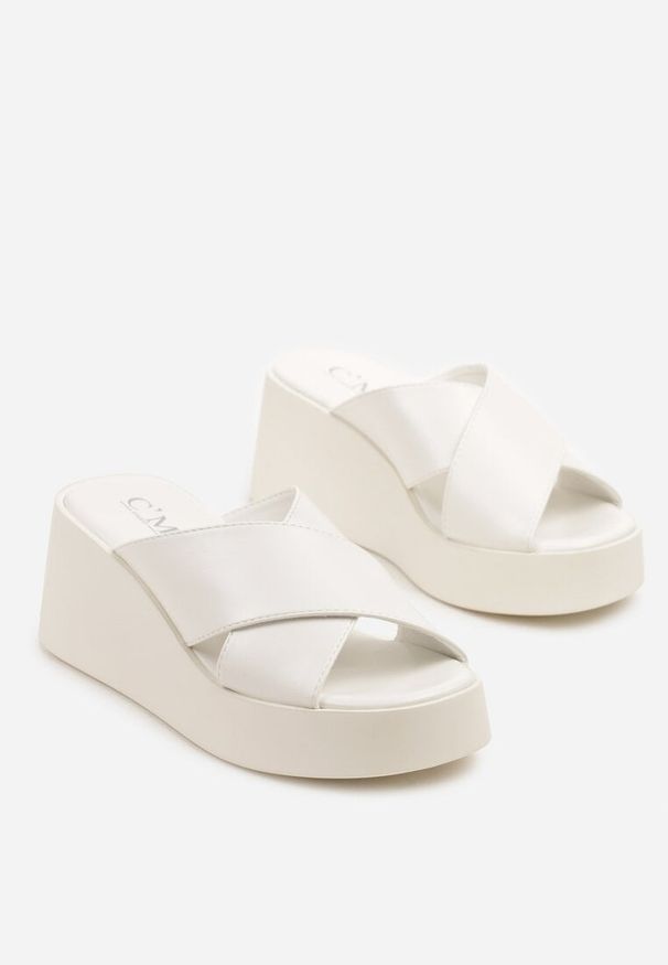 Born2be - Białe Klapki na Koturnie z Dwoma Paskami Fallexia. Okazja: na spacer, na co dzień. Kolor: biały. Wzór: paski. Obcas: na koturnie. Styl: elegancki, casual