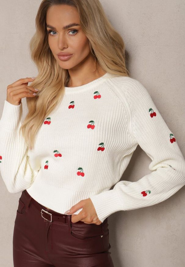 Renee - Biały Sweter z Wiskozą i Haftowanymi Wisienkami Vaioria. Okazja: na co dzień. Kolor: biały. Materiał: wiskoza. Wzór: haft. Styl: elegancki, casual
