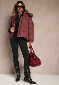 Renee - Bordowa Oversizowa Kurtka Puffer z Kapturem i Naszywką przy Rękawie Azine. Okazja: na co dzień. Typ kołnierza: kaptur. Kolor: czerwony. Materiał: dzianina, jeans. Wzór: aplikacja. Styl: casual #5