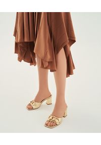 Kazar - Eleganckie złote klapki na wygodnym obcasie. Kolor: złoty. Materiał: skóra. Wzór: gładki, aplikacja. Obcas: na obcasie. Styl: elegancki. Wysokość obcasa: średni #3