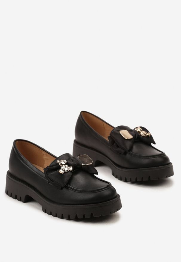 Renee - Czarne Mokasyny na Niskiej Platformie Ozdobione Metalowymi Aplikacjami i Kokardą Alirakia. Okazja: na co dzień. Kolor: czarny. Wzór: aplikacja. Obcas: na platformie. Styl: casual
