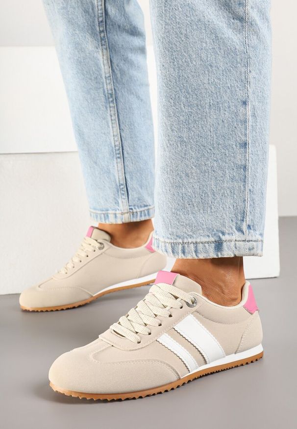 Renee - Beżowe Sneakersy z Geometrycznymi Paskami Desmira. Okazja: na co dzień. Zapięcie: pasek. Kolor: beżowy. Materiał: jeans. Wzór: geometria. Obcas: na płaskiej podeszwie