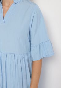 Born2be - Jasnoniebieska Sukienka Rozkloszowana z Wiskozą Ozdobiona Falbanami Eviriane. Okazja: na co dzień. Typ kołnierza: dekolt w serek. Kolor: niebieski. Materiał: wiskoza. Wzór: aplikacja. Typ sukienki: proste. Styl: casual #7
