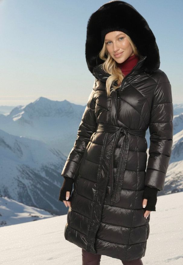 Born2be - Czarna Pikowana Kurtka o Długim Kroju z Odpinanym Kapturem z Futerkiem i Paskiem oleti. Okazja: na spacer, na co dzień. Kolor: czarny. Materiał: futro. Długość: długie. Sezon: zima. Styl: elegancki, casual, klasyczny