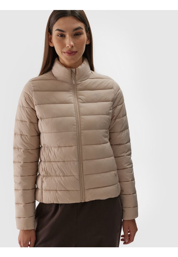 4f - 4F Kurtka puchowa z wypełnieniem z recyklingu damska - beżowa S. Okazja: na co dzień. Typ kołnierza: kołnierzyk stójkowy. Kolor: beżowy. Materiał: puch. Długość: długie. Styl: casual, klasyczny, sportowy