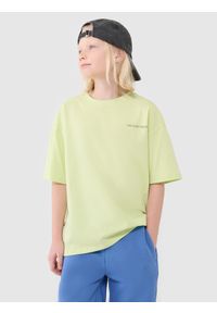 4f - T-shirt oversize z napisem chłopięcy - zielony. Okazja: na co dzień. Kolor: zielony. Materiał: bawełna, jersey, dzianina. Długość rękawa: krótki rękaw. Długość: krótkie. Wzór: napisy. Sezon: lato. Styl: sportowy, casual, klasyczny