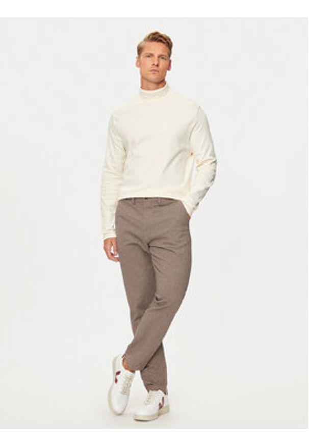 Hechter Paris Golf 75001 142905 Écru Regular Fit. Typ kołnierza: golf. Kolor: kremowy. Materiał: bawełna