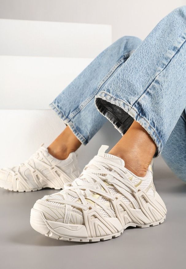 Born2be - Beżowe Sneakersy z Geometrycznym Tłoczeniem Pollisse. Okazja: na co dzień. Kolor: beżowy. Materiał: jeans. Wzór: geometria