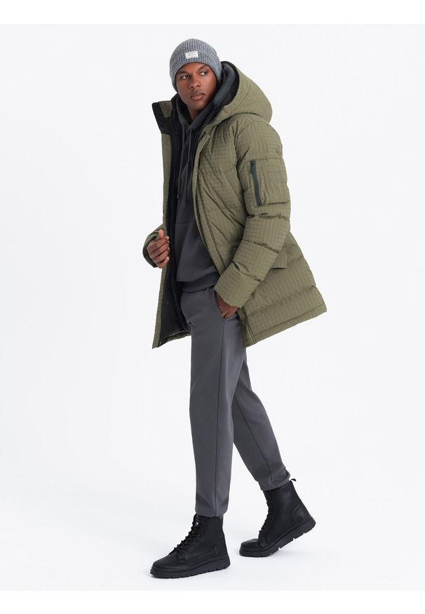 Ombre Clothing - Outdoorowa długa męska kurtka parka – oliwkowa V4 OM-JALJ-0201 - XXL. Kolor: oliwkowy. Materiał: tkanina, materiał, syntetyk, poliester, guma. Długość: długie. Wzór: aplikacja