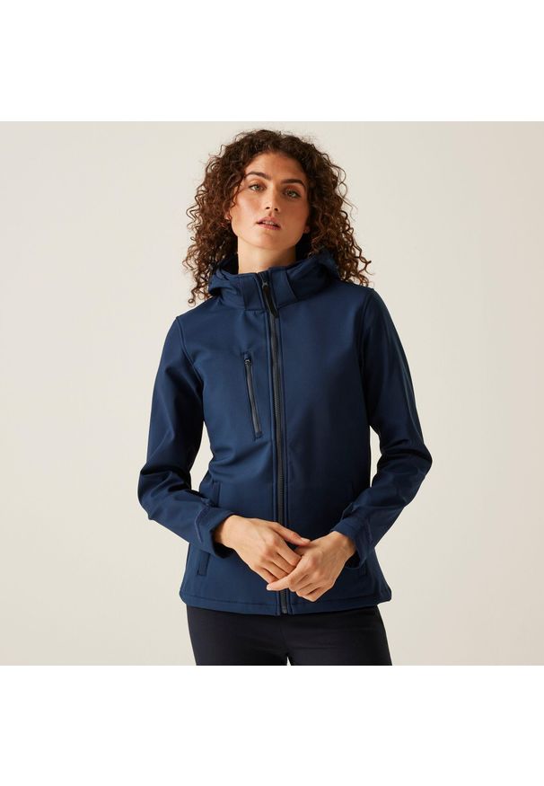 Regatta - Softshell roboczy damski Venturer z kapturem. Typ kołnierza: kaptur. Kolor: fioletowy. Materiał: softshell. Sezon: zima. Sport: turystyka piesza