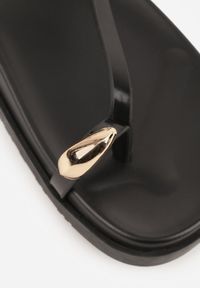 Renee - Czarne Sandały Japonki na Palec na Platformie z Metaliczną Ozdobą Rinevia. Kolor: czarny. Materiał: jeans. Wzór: aplikacja. Sezon: lato. Obcas: na platformie. Styl: elegancki #9